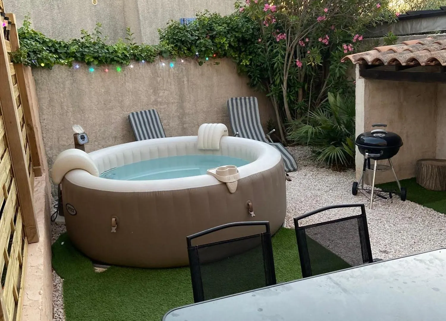 Joli T2 Avec Jacuzzi contacts